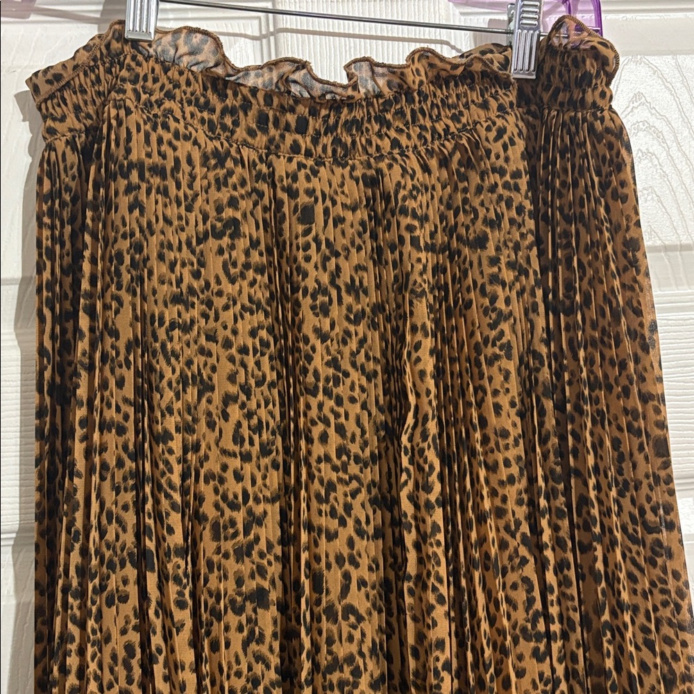 BaeVely
Leopard Sheer Print Pleated Skirt

Pull on, half lining
Length: 32”